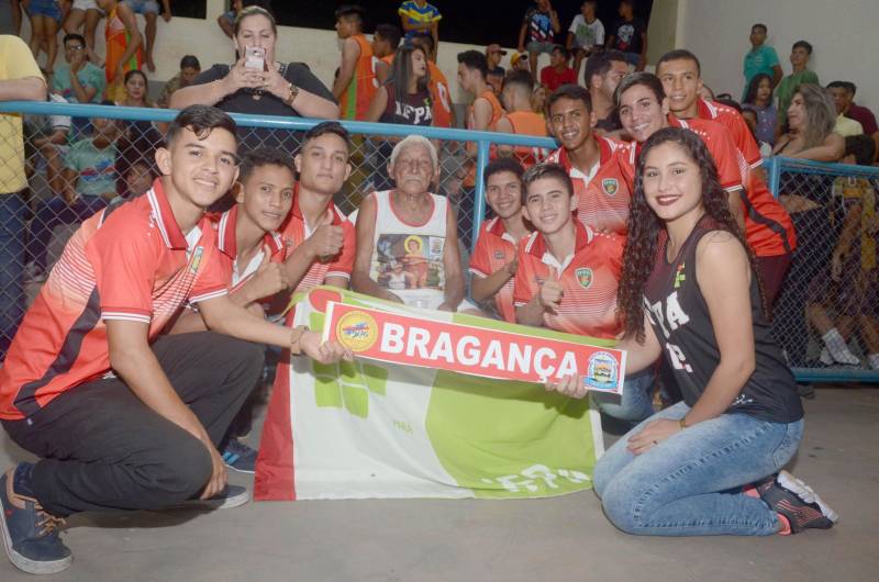 A cidade de Igarapé-Açu, no nordeste do Estado, sedia, até o próximo dia 20, a terceira etapa regional da 60ª edição dos Jogos Estudantis Paraenses (Jeps), uma ação esportivo-educacional que, ao longo de 60 anos propõe disseminar a cultura da paz e descobrir talentos esportivos. Cerca de 800 pessoas, entre atletas, professores e a comunidade participaram da cerimônia de abertura, nesta quarta-feira, 16, no ginásio Daniel Torres. Além de Igarapé-Açu, a terceira etapa também ocorre no município de Mocajuba.
FOTO: RAI PONTES / ASCOM SEDUC
DATA: 16.05.2018
IGARAPÉ-AÇU - PARÁ <div class='credito_fotos'>Foto: Rai Pontes/Ascom Seduc | <a href='/midias/2018/originais/d9e16469-6db2-4ef2-a10a-6e617f22dc59.jpg' download><i class='fa-solid fa-download'></i> Download</a></div>