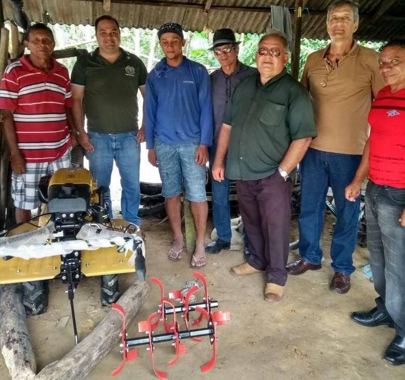 Técnicos do escritório da Empresa de Assistência Técnica e Extensão Rural do Estado do Pará (Emater-Pará) de Vigia de Nazaré, no nordeste do estado, junto com técnicos do Regional Castanhal, empenhados na viabilização do projeto de bananicultura, realizaram nesta terça-feira, 8, visitas técnicas (foto) a seis áreas da cultura inseridas no Projeto Pará Produtivo no município. No município, 29 famílias foram contempladas com o quantitativo de 300 a 600 mudas de banana pacoua, tipo que agrega características de produtividade e resistência às principais incidências de doenças do fruto. Norma Rosa, supervisora do Regional Castanhal, informa que as famílias de agricultores de Vigia receberam financiamentos com projetos de irrigação, preparo de área e moto cultivador de bananicultura, na linha Mais Alimentos, dentro do Programa Nacional de Fortalecimento da Agricultura Familiar (Pronaf), que se concretizaram pelo empenho da equipe local da Emater junto ao Banco do Brasil.
FOTO: ASCOM / EMATER
DATA: 09.05.2018
VIGIA DE NAZARÉ - PARÁ <div class='credito_fotos'>Foto: ASCOM EMATER | <a href='/midias/2018/originais/d9e16486-1a98-46ae-8d08-7c72414835ff.jpg' download><i class='fa-solid fa-download'></i> Download</a></div>
