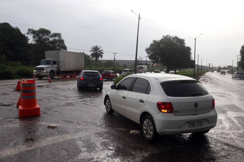 Foi bem sucedida a medida inédita de inversão no trânsito no trecho compreendido entre os quilômetros 13 e 6 da rodovia BR-316, entre os municípios de Marituba e Ananindeua. A ação foi programada para o período de 16h às 22h da terça-feira (13), com o propósito de garantir maior fluidez ao trânsito de veículos que retornavam do feriado de Carnaval.
FOTO: SIDNEY OLIVEIRA / AG. PARÁ
DATA: 13.02.2017
ANANINDEUA - PARÁ <div class='credito_fotos'>Foto: Sidney Oliveira/Ag. Pará | <a href='/midias/2018/originais/d9ec238a-96e4-40aa-87fa-2c90cce5f586.jpg' download><i class='fa-solid fa-download'></i> Download</a></div>