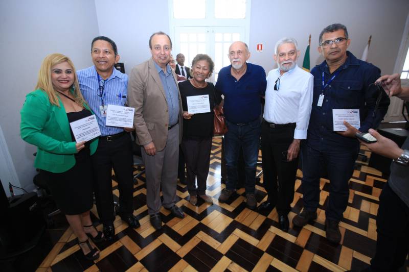 Quase R$ 2 milhões em equipamentos para o combate a malária no Pará foram distribuídos, nesta quarta-feira (7), em cerimônia no Palácio do Governo, em Belém. No total 38 microscópios, 21 motocicletas e 9 caminhonetes foram entregues, pelo governador Simão Jatene, a representantes de 11 municípios beneficiados, de diferentes regiões do Pará. Na ocasião, o governo também homenageou servidores estaduais que atuam há mais de 30 anos no combate a endemias e dedicaram anos de profissionalismo, compromisso e responsabilidade com o trabalho na Vigilância em Saúde Pública do Estado do Pará.
FOTO: MÁCIO FERREIRA / AG. PARÁ
DATA: 07.03.2018
BELÉM - PARÁ <div class='credito_fotos'>Foto: Antônio Silva/Ag. Pará | <a href='/midias/2018/originais/d9f75361-b608-4718-b236-cd7880768851.jpg' download><i class='fa-solid fa-download'></i> Download</a></div>