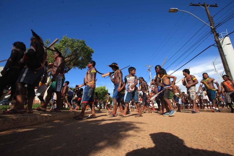 Uma caminhada pelas principais ruas de São Félix do Xingu foi o ponto alto da programação da Semana dos Povos Indígenas nesta quarta-feira (18). Os índios se concentraram em frente à Secretaria Municipal de Cultura, entoando cantos de guerra e dançando na luta por direitos. Uma das principais reivindicações é a retomada de territórios e a gestão ambiental dessas áreas. Durante a passeata, caciques se revezavam proferindo palavras de ordem, enquanto todos seguiam em cadência rumo à Praça do Triângulo, onde ocorre grande parte das atividades. A passeata foi também um protesto contra a exoneração de Franklimberg Ribeiro de Freitas da presidência da Fundação Nacional do Índio (Funai). Ele teria sido demitido pelo presidente Michel Temer a pedido de deputados da bancada ruralista, em Brasília.
FOTO: RODOLFO OLIVEIRA / AG. PARÁ
DATA: 18.04.2018
SÃO FÉLIX DO XINGU - PARÁ <div class='credito_fotos'>Foto: Rodolfo Oliveira/Ag. Pará | <a href='/midias/2018/originais/d9f9cf16-6c4c-4a40-9651-dde4d1217697.jpg' download><i class='fa-solid fa-download'></i> Download</a></div>