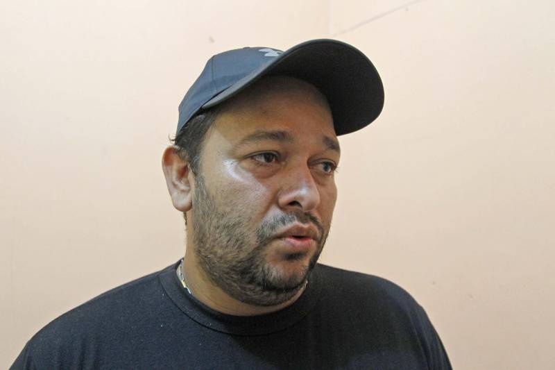 Cerca de 219 internos custodiados na Central de Triagem da Cremação (CTCREMA), em Belém, receberão a vacina contra a gripe H1N1, a partir desta sexta-feira (4). Os detentos e funcionários do sistema prisional fazem parte do público-prioritário da campanha de vacinação do Ministério da Saúde (MS), juntamente com as crianças a partir dos seis meses e menores de cinco anos, idosos acima de 60 anos, trabalhadores da saúde, povos indígenas, gestantes e mulheres com até 45 dias após o parto. Na foto, agente penitenciário Cidney Rocha.
FOTO: AKIRA ONUMA / ASCOM SUSIPE
DATA: 04.05.2018
BELÉM - PARÁ <div class='credito_fotos'>Foto: Akira Onuma / Ascom Susipe | <a href='/midias/2018/originais/d9fa6de2-b3d1-401c-aaab-cf24101dee0c.jpg' download><i class='fa-solid fa-download'></i> Download</a></div>