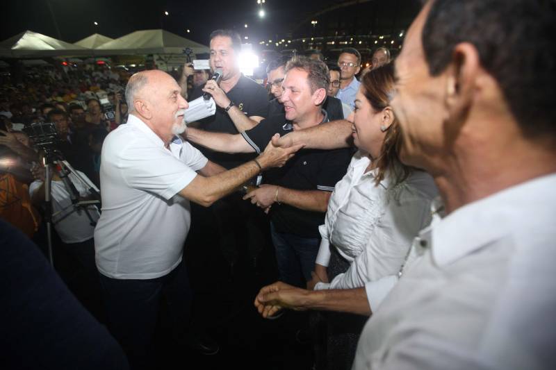 O Governo do Estado entregou, na tarde desta quinta-feira (05), 08 pick-ups e 08 SUVs e mais duas lanchas transatlânticas que irão reforçar a segurança pública nos municípios de Braganca, Capanema, Curuçá e Capanema, no nordeste do Estado e Parauapebas e Marabá na região Sudeste e Breves, no Marajó. O governo também entregou 50 ambulâncias que irão fortalecer a saúde básica nestes municípios. Os equipamentos foram adquiridos através de recursos provenientes de emendas parlamentares do deputado Wladimir Costa. O evento contou com a presença do governador Simão Jatene (foto), do secretário de Segurança e Defesa Social, Luis Fernandes, do secretário de Saúde Pública Vitor Matheus , prefeitos e outros representantes dos municípios. As viaturas foram repassadas aos municípios dentro do Plano de Ações Imediatas em Segurança Pública que foi elaborado em fevereiro deste ano e que tem , entre outras ações , o reforço das guardas municipais.
FOTO: THIAGO GOMES / AG. PARÁ
DATA: 04.07.2018
BELÉM - PARÁ <div class='credito_fotos'>Foto: Thiago Gomes /Ag. Pará | <a href='/midias/2018/originais/d9ff8718-60ef-4a1b-8132-38f501554ebd.jpg' download><i class='fa-solid fa-download'></i> Download</a></div>
