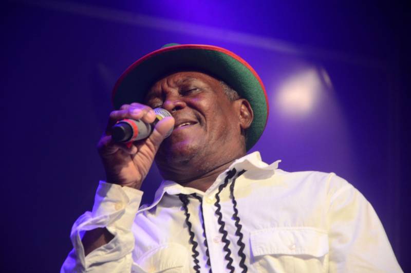Às 20h30, o público conferiu o show “Carimbozada”, de Mestre Damasceno e Grupo Senta e Peia. Nascido em Salvaterra, no arquipélago do Marajó, pai de nove filhos, cego desde os 19 anos de idade e morador da comunidade quilombola de Vila de Mangueiras, Damasceno recebeu em 2010 o “Prêmio Maria Isabel” do Ministério da Cultura.
FOTO: EUNICE PINTO / ASCOM SECULT
DATA: 07.06.2018
BELÉM - PARÁ <div class='credito_fotos'>Foto: EUNICE PINTO / ASCOM SECULT | <a href='/midias/2018/originais/da03a6f3-f23e-40f5-bc76-9fceb7b2df8c.jpg' download><i class='fa-solid fa-download'></i> Download</a></div>