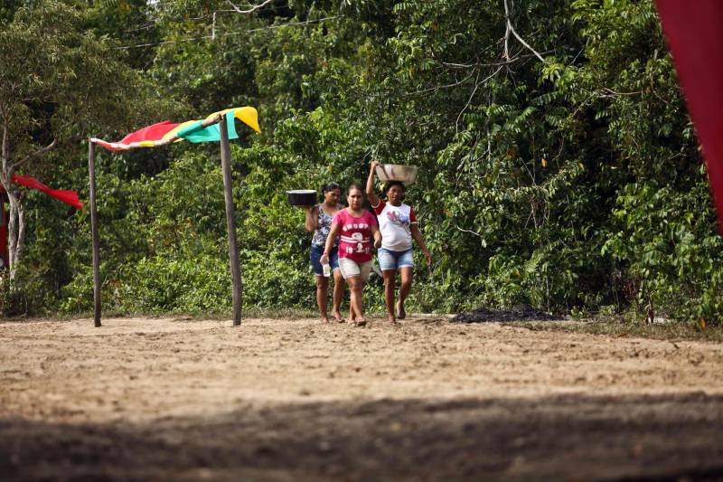 Dona Maria da Conceição Prudente Freitas, 38 anos, e representantes de mais 24 famílias da comunidade quilombola Ilha Grande de Cupijó (foto), em Cametá, no Baixo Tocantins, viram o sonho de seus antepassados finalmente se tornar realidade. Nesta quinta-feira (26), eles foram beneficiados com título coletivo de propriedade expedido pelo Instituto de Terras do Pará (Iterpa). A entrega foi conduzida pela secretária de Municípios Sustentáveis, Izabela Jatene, e contou com a participação de representantes de pastas estaduais, comunidades e autoridades municipais. "Esse documento representa para nós uma grande vitória. É muito bom vermos, depois de anos de luta, a nossa terra ser reconhecida. Agora teremos mais segurança na nossa produção e mais facilidade no acesso a benefícios", afirmou Maria Conceição, 38 anos, que é filha de quilombolas e mora há 28 anos na localidade.
FOTO: THIAGO GOMES / AG. PARÁ
DATA: 26.10.2017
CAMETÁ - PARÁ <div class='credito_fotos'>Foto: Thiago Gomes /Ag. Pará | <a href='/midias/2018/originais/da049dcb-e1fe-4245-a2db-4677ada6fc6e.jpg' download><i class='fa-solid fa-download'></i> Download</a></div>