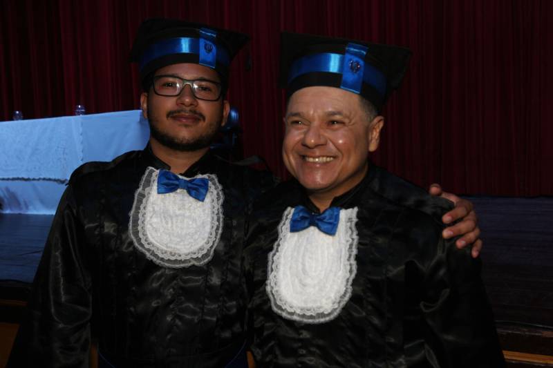 11 concluintes do Bacharelado em Música que colaram grau na noite desta quinta-feira (01) no Teatro Maia Sylvia Nunes, na Estação das Docas. Dougllas Lopes Correa, 25 anos (e), com o oficial do Corpo de Bombeiros, Moisés Gonçalves.
FOTO: CARLOS SODRÉ / AG. PARÁ
DATA: 01.03.2018
BELÉM - PARÁ <div class='credito_fotos'>Foto: CARLOS SODRÉ / AG. PARÁ | <a href='/midias/2018/originais/da04fb89-ee1b-4ccb-a859-5e7d8eaea16b.jpg' download><i class='fa-solid fa-download'></i> Download</a></div>