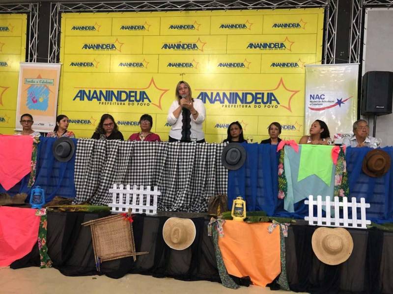 Na manhã desta quarta-feira (13) cerca de 200 pessoas participaram da abertura de mais uma edição do Projeto Família e Cidadania (foto), no auditório da Secretaria Municipal de Educação de Ananindeua (Semed), no Bairro da Guanabara, em Ananindeua (Região Metropolitana de Belém). O evento – que prossegue até sexta-feira (15) - foi aberto por representantes dos órgãos parceiros do projeto, entre eles Daniele Khayat, diretora-geral do Núcleo de Articulação e Cidadania (NAC), do governo do Estado. Ao destacar como o projeto melhora a vida das pessoas, Daniele Khayat disse que “hoje a sociedade realmente vem enfrentando muitas dificuldades, e eu digo isso diante do que estamos presenciando nas escolas, na área de saúde e em várias outras áreas. Com esse projeto temos um grande desafio, que é a educação familiar, pois a base da sociedade é a família, é o núcleo, e o projeto vem dando esse empoderamento às famílias”.

FOTO: ASCOM / NAC
DATA: 13.06.2018
BELÉM - PARÁ <div class='credito_fotos'>Foto: Ascom NAC   |   <a href='/midias/2018/originais/da083161-a19a-4dbd-ace8-175f48c2036f.jpg' download><i class='fa-solid fa-download'></i> Download</a></div>