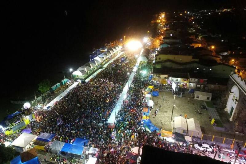 O professor Júlio Leal Gomes é natural de Vigia de Nazaré, no nordeste paraense, terra conhecida pela hospitalidade, principalmente em época festiva. Mantendo a tradição, no Carnaval Júlio e seus irmãos abrem a casa da família para amigos e outros parentes. Neste ano, o imóvel de quatro cômodos abrigou mais de 50 pessoas. Vigia tem um dos maiores e mais tradicionais carnavais do Pará. Nesta época do ano, a população do município, de 51.173 habitantes (Censo/IBGE), triplica com a chegada de brincantes oriundos de todo o Brasil, e os vigienses – igual coração de mãe - acolhem essa multidão. A estimativa é a cidade receber mais de 300 mil pessoas neste Carnaval. Na foto, o coordenador da operação, Ivan Feitosa.
FOTO: DIVULGAÇÃO
DATA: 13.02.2018
BELÉM - PARÁ <div class='credito_fotos'>Foto: IGOR BRANDÃO / AG. PARÁ | <a href='/midias/2018/originais/da0d0fd0-c21d-4c52-bb9b-4821daefc614.jpg' download><i class='fa-solid fa-download'></i> Download</a></div>