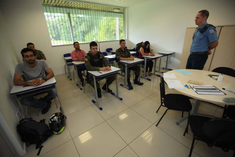 A Polícia Militar iniciou na manhã desta quarta-feira, 16, na sede do Comando Geral, em Icoaraci, o processo de habilitação ao 1º Curso de Operador de Aeronaves Remotamente Pilotadas (RPA - Remotely Piloted Aircraft), conhecidos popularmente como drones, oferecido pela PM do Pará. Vinte candidatos participaram das avaliações psicológica e técnica. Na quinta-feira, 17, a previsão é de que os 23 inscritos sejam submetidos aos testes de aptidão. O resultado final das avaliações será divulgado até a próxima sexta-feira, 18. Os habilitados estarão credenciados a participar do curso previsto para o período de 21 a 25 deste mês. Na programação de hoje foram formados dois grupos, avaliados pela equipe do Centro Integrado de Psicologia e Assistência Social (Cipas). Em seguida os candidatos foram à parte prática, coordenado operacionalmente pelo cabo Antônio Donato, da Assessoria de Comunicação da PM. Na foto, aula teórica do curso.
FOTO: MÁCIO FERREIRA / AG. PARÁ
DATA: 16.05.2018
BELÉM - PARÁ <div class='credito_fotos'>Foto: MÁCIO FERREIRA/ AG. PARÁ | <a href='/midias/2018/originais/da0e9de9-7e67-4b3d-ac49-d374f2e40a92.jpg' download><i class='fa-solid fa-download'></i> Download</a></div>