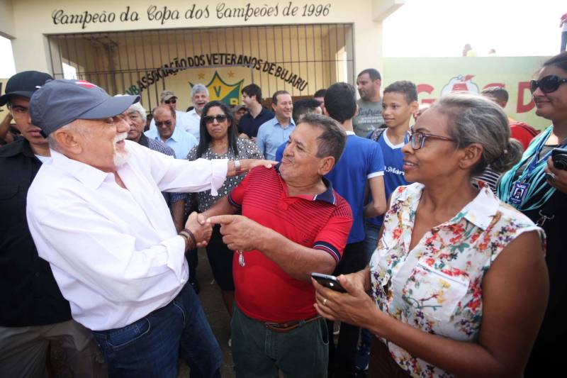 O governo do Pará dá seguimento às ações de reconhecimento de propriedade de terras em todas as regiões do Estado com a entrega, na manhã desta sexta-feira (16), de 124 títulos para pequenos produtores rurais do município de Bujaru, no nordeste paraense. A cerimônia, realizada no Sindicato de Produtores Rurais do município, foi conduzida pelo governador Simão Jatene e contou com a presença de secretários de Estado, parlamentares, prefeitos e autoridades da região. Os documentos expedidos pelo Instituto de Terras do Pará (Iterpa) vão atender famílias que residem em 15 comunidades do município, entre elas a Jutai, Igarapezinho, Jabatiteua, Guajará-Miri, Guajará-Açu, Ramal do Puxador, Ramal do Caiti, Santa Maria, São Luiz, Cajuíra,  entre outras localizadas ao longo da Rodovia PA-140, totalizando mais de 6 mil hectares de áreas tituladas.

FOTO: THIAGO GOMES / AG PARÁ
DATA: 16.02.2018
BUJARÚ - PARÁ <div class='credito_fotos'>Foto: Thiago Gomes /Ag. Pará   |   <a href='/midias/2018/originais/da175f64-e79e-4633-81ea-2897eff3a813.jpg' download><i class='fa-solid fa-download'></i> Download</a></div>