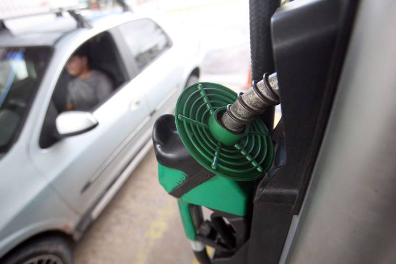 Fiscais da Proteção e Defesa do Consumidor (Procon) da Secretaria de Estado de Justiça e Direitos Humanos ( Sejudh) continuam nas ruas averiguando (foto) a comercialização nos postos de combustíveis da Região Metropolitana de Belém. Na manhã desta terça-feira (5), a atuação do Procon contou com o auxílio de dois fiscais da Agência Nacional do Petróleo, Gás Natural e Biocombustíveis (ANP) “ O objetivo dessa nossa fiscalização é verificar se o desconto de R$ 0,46 no preço do litro do diesel, determinado pelo Governo Federal, está sendo repassado em sua totalidade pelos postos revendedores de combustíveis”, disse o fiscal da ANP, Leônidas Vilhena.

FOTO: MARCELO LELIS / AG. PARÁ
DATA: 05.06.2018
BELÉM - PARÁ <div class='credito_fotos'>Foto: Marcelo Lelis / Ag. Pará   |   <a href='/midias/2018/originais/da1940b9-9bad-4a40-903b-15173f5dc0d9.jpg' download><i class='fa-solid fa-download'></i> Download</a></div>