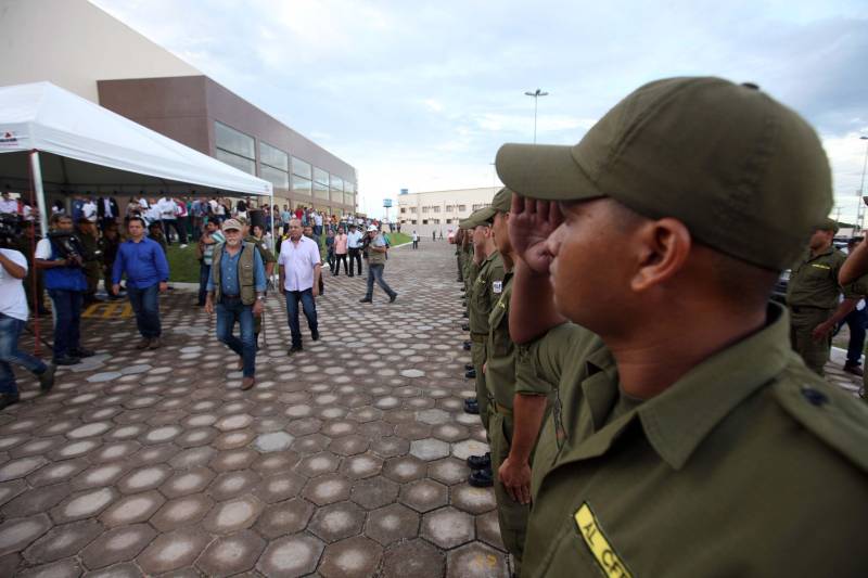 O Governador do Estado, Simão Jatene, também entregou para a região mais de 90 viaturas (foto) , 65 caminhonetes e 27 carros utilitários (pálios weekend), com destaque para duas da patrulha rural e uma para ronda escolar específica para Marabá. O Secretário de Estado de Segurança Pública, Luiz Fernandes, ressaltou que os veículos vão substituir a frota nas regiões sul e sudeste. “Surgiu uma demanda do policiamento rural, e já uma semana depois, por determinação do governador, já trouxemos as viaturas e já temos o policiamento disponível para fazer esse patrulhamento, que vai iniciar na região sudeste, mas se estenderá para a região sul e nordeste do estado. Hoje estamos substituindo toda a frota de veículos da região sul e sudeste, além disso o governador determinou onde tiver policiamento vai ter uma viatura, e já foi apresentado para a região os novos policiais que tomaram posse, nós não temos mais nenhum município sem delegado”, pontuou. Outras conquistas citada pelo Secretário da SEGUP foi o aumento do Núcleo de Apoio à Investigação e a criação de um conselho regional para acompanhar as ações de segurança pública.
FOTO: SIDNEY OLIVEIRA / AG. PARÁ
DATA: 06.04.2018
MARABÁ - PARÁ <div class='credito_fotos'>Foto: Sidney Oliveira/Ag. Pará | <a href='/midias/2018/originais/da1ae625-6ca8-426b-96b6-f7403c7b8fe0.jpg' download><i class='fa-solid fa-download'></i> Download</a></div>
