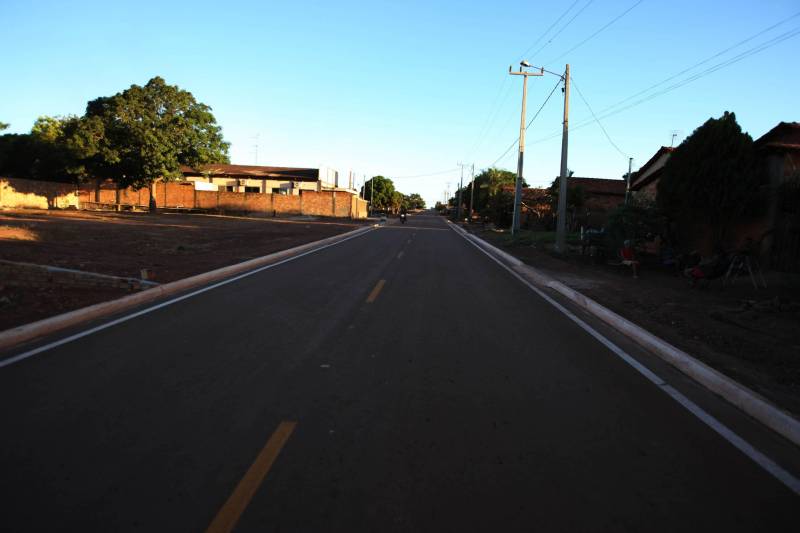 O governador Simão Jatene desembarca nesta segunda-feira (25) no município de Floresta do Araguaia (foto), para entrega de pavimentação asfáltica na rua XV de Novembro. Na sequência, fará pronunciamento na Câmara de Vereadores. A programação terá continuidade, à tarde, no Distrito de Serra Pelada, em Curionópolis, onde será inaugurada a Escola Estadual de Ensino Médio Joaquina Diamantina.
FOTO: ANTONIO SILVA / AG. PARÁ
DATA: 25.06.2018
FLORESTA DO ARAGUAIA - PARÁ <div class='credito_fotos'>Foto: Antônio Silva/Ag. Pará | <a href='/midias/2018/originais/da25a110-e3d5-4390-a3b0-a8d324859de3.jpg' download><i class='fa-solid fa-download'></i> Download</a></div>