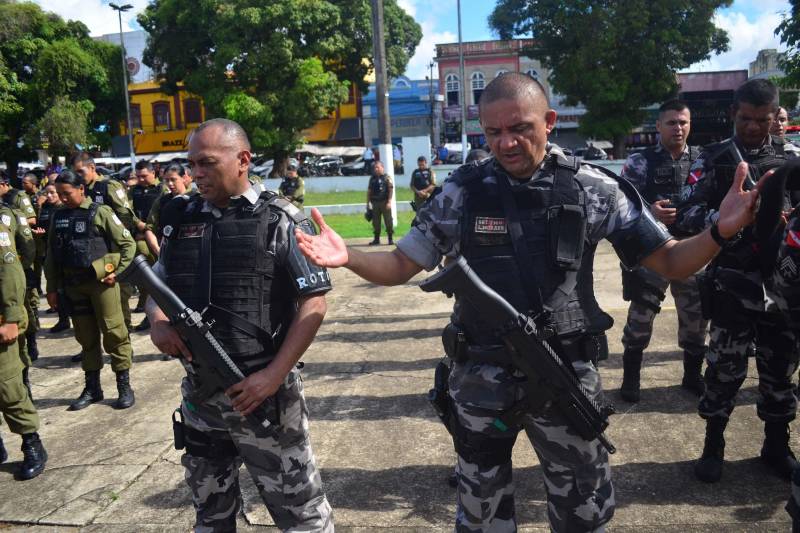 Foi lançada na manhã deste sábado, 8, na Praça da Bandeira, em Belém, a Operação Boas Festas (foto), coordenada pela Polícia Militar do Pará e integrada aos órgãos do Sistema de Segurança Pública do Estado. As ações da Boas Festas vão até o dia 1º de janeiro de 2019. A população do Estado contará com 6,6 mil policias militares que reforçarão o policiamento ordinário na capital, área metropolitana e demais regiões paraenses. 

FOTO: ELIELSON MODESTO / ASCOM SUSIPE
DATA: 08.12.2018
BELÉM - PARÁ <div class='credito_fotos'>Foto: Elielson Modesto / Ascom Segup   |   <a href='/midias/2018/originais/da2a3ee1-488b-4d83-801e-8ff96201f304.jpg' download><i class='fa-solid fa-download'></i> Download</a></div>