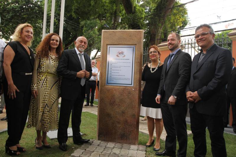 “Que esse espaço seja marcado pela neutralidade, não pela indiferença, mas por abrigar todas as diferenças”. Com essa frase, o governador Simão Jatene (foto) inaugurou nesta quinta-feira, 20, o Escritório Compartilhado da Agência das Nações Unidas (ONU) no Estado do Pará, o primeiro no Norte do País, o terceiro em território nacional. “Que as decisões tomadas aqui, a partir de Belém, de forma democrática, alcancem toda a cidade, ultrapassem os limites do estado e depois o mundo”, disse o governador. O Escritório Compartilhado da Agência das Nações Unidas (ONU) no Estado do Pará está abrigado em um prédio cedido pelo Governo do Estado, na Avenida Nazaré, no centro de Belém. Nele, funcionarão inicialmente os escritórios de representação do Programa das Nações Unidas para o Desenvolvimento (Pnud) e do Fundo das Nações Unidas para a Infância (Unicef).

FOTO: CRISTINO MARTINS / AG. PARÁ
DATA: 20.12.2018
BELÉM - PARÁ <div class='credito_fotos'>Foto: Cristino Martins/Ag. Pará   |   <a href='/midias/2018/originais/da2cdc14-8078-4f0c-8fe9-db02abb6799b.jpg' download><i class='fa-solid fa-download'></i> Download</a></div>