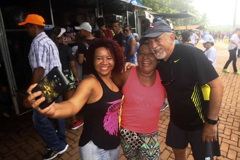 Uma reabertura feita a milhares de mãos. A fita inaugural colocada no inicio da trilha principal do Parque do Utinga foi rompida por mais de cinco mil pessoas ansiosas pelo inicio da caminhada, marcando o segundo dia da programação de reabertura do mais novo espaço paraense de lazer e interatividade com a natureza. Misturado aos populares, o governador Simão Jatene andou os quatro quilômetros que separam a entrada do parque ao seu ponto final, o Recanto da Volta.
FOTO: THIAGO GOMES / AG. PARÁ
DATA: 17.03.2018
BELÉM - PARÁ <div class='credito_fotos'>Foto: Thiago Gomes /Ag. Pará | <a href='/midias/2018/originais/da2f1df4-5522-4c5f-a9d2-25a12a93142d.jpg' download><i class='fa-solid fa-download'></i> Download</a></div>