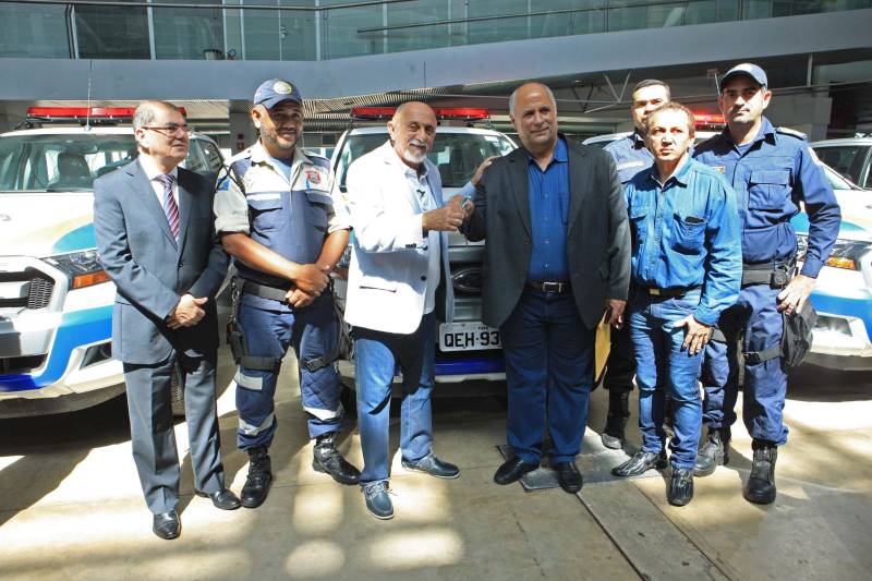 Com a entrega de mais 359 veículos, somente esta semana, o Governo do Pará reforçou a atuação da área de segurança pública em todo o Estado. Todos os veículos auxiliarão no combate a criminalidade e a manutenção da segurança em todo o território paraense. Boa parte desses veículos foi destinada diretamente para as guardas municipais, numa ação integrada com as Prefeituras, por meio da Secretaria de Segurança Pública e Defesa Social (Segup) com articulação da Secretaria de Municípios Sustentáveis, que define em conjunto com os municípios, a agenda de prioridades. A última etapa da entrega ocorreu nesta quinta-feira (5), no Hangar – Centro de Convenções da Amazônia. Na foto, o governador Simão Jatene(blazer azul) participou da entrega dos equipamentos.
FOTO: RODOLFO OLIVEIRA / AG. PARÁ
DATA: 05.07.2018
BELÉM - PARÁ <div class='credito_fotos'>Foto: Rodolfo Oliveira/Ag. Pará | <a href='/midias/2018/originais/da31f507-af0b-4079-8e71-9f3641b6999c.jpg' download><i class='fa-solid fa-download'></i> Download</a></div>