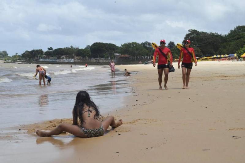 Cerca de 680 militares do Corpo de Bombeiros realizam trabalho de prevenção, primeiros socorros e resgate rodoviário nos municípios do interior do Estado, neste final de semana. A ação faz parte da operação Carnaval 2018. No sábado, 10, os militares itensificaram os serviços de prevenção, atuando com orientações aos banhistas, distribuição de pulseirinhas, captura de animal, orientações aos condutores de carros e motocicletas nas praias e acidentes rodoviários, além de atendimento de primeiros socorros. Na Ilha de Mosqueiro, o fim de semana de Carnaval foi marcado pela tranquilidade. Na região, 60 guarda-vidas do Corpo de Bombeiros estiveram nas principais praias.
FOTO: ASCOM CBMPA
DATA: 10.02.2018
MOSQUEIRO - PARÁ <div class='credito_fotos'>Foto: Ascom CBMPA | <a href='/midias/2018/originais/da371024-140f-443a-9eb1-87183d651af4.jpg' download><i class='fa-solid fa-download'></i> Download</a></div>