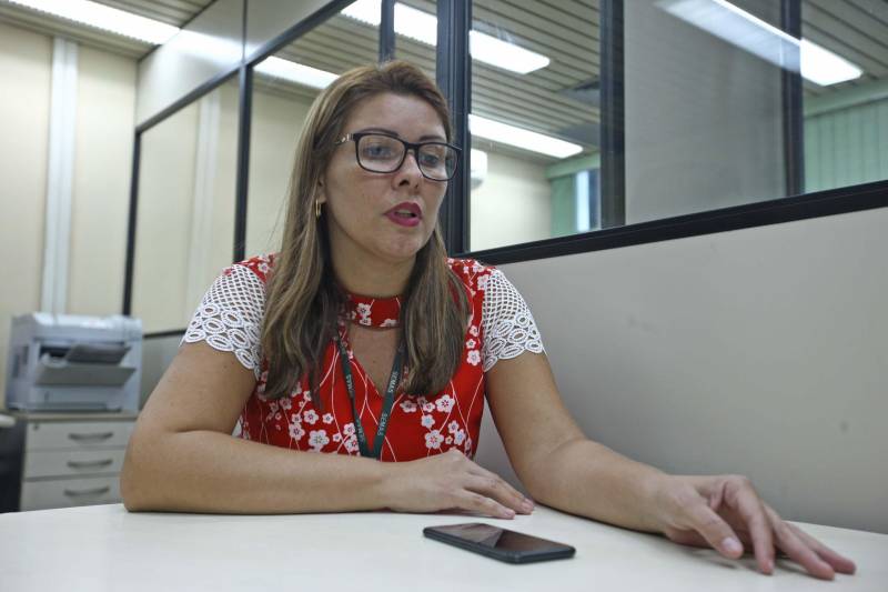 O Pará lidera o Ranking da Transparência Ambiental do Ministério Público Federal (MPF). Divulgado no dia 5 deste mês, o levantamento feito com 104 órgãos federais e estaduais avaliou o desempenho dessas instituições na publicação e acessibilidade de dados sobre atos administrativos, como planos de manejo vigentes e investimentos em ações e projetos. As ações que aproximam o cidadão paraense da administração pública colocam o Estado no topo da lista e incluem quatro instituições que atuam na política de gestão ambiental estadual, com destaque para o Instituto de Desenvolvimento Florestal e da Biodiversidade (Ideflor-bio) e a Secretaria de Meio Ambiente e Sustentabilidade (Semas). Também estão no Ranking da Transparência Ambiental do MPF o Instituto de Terras do Pará (Iterpa), na 28ª colocação, e a Agência de Defesa Agropecuária (Adepará), na 40ª. O Ideblor-bio é o órgão mais bem avaliado no Brasil, ao lado de outras cinco instituições, uma delas da União, a Agência Nacional de Águas (ANA) – as demais são do Distrito Federal e dos Estados do Amapá, Minas Gerais e Paraná. Na foto, a coordenadora da Ouvidoria da Semas, Mônica Moreira.
FOTO: CARLOS SODRÉ / AG. PARÁ
DATA: 09.04.2018
BELÉM - PARÁ <div class='credito_fotos'>Foto: Carlos Sodré/Agência Pará | <a href='/midias/2018/originais/da39b176-e1bc-45fe-9f48-ca9f929e5d32.jpg' download><i class='fa-solid fa-download'></i> Download</a></div>