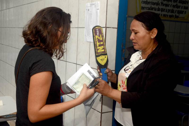 No município de Abaetetuba (foto), 3.015 candidatos fizeram a prova do concurso da Seduc.
FOTO: ELISEU DIAS / ASCOM SEDUC
DATA: 24.06.2018
ABAETETUBA - PARÁ <div class='credito_fotos'>Foto: Eliseu Dias / Ascom Seduc | <a href='/midias/2018/originais/da420b2d-0a0c-46cb-8f41-d4c1b2697119.jpg' download><i class='fa-solid fa-download'></i> Download</a></div>