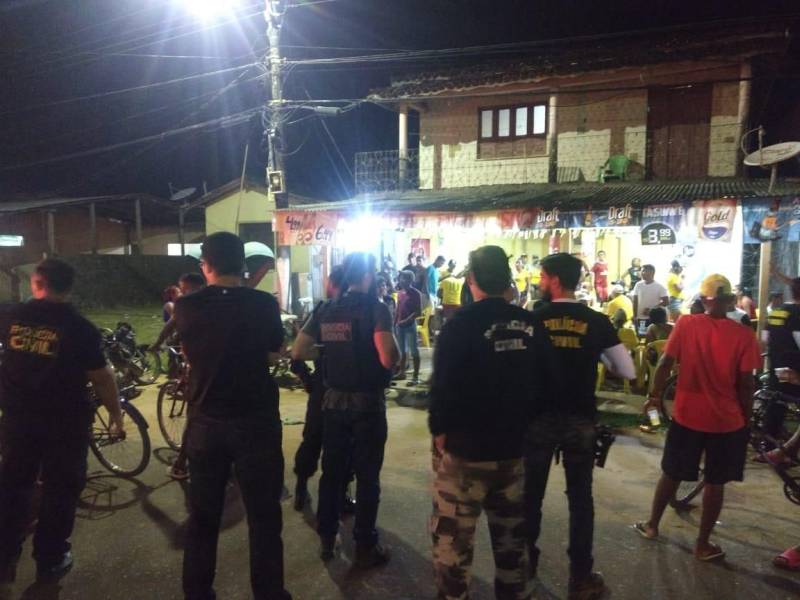 Durante as ações previstas na Operação Verão, as Polícias Civil e Militar, em conjunto com agentes de trânsito do Detran, realizaram, neste final de semana, diversas fiscalizações para prevenir ocorrências de crimes no trânsito e verificar a regularidade de veículos em tráfego nas cidades de Salvaterra e Soure, na Ilha do Marajó. Entre a noite de sexta-feira (6) e a madrugada deste domingo (8), barreiras de fiscalização foram montadas para abordar veículos em trânsito e verificar documentação. "Foram feitas revistas nas bagagens, abordagem em pessoas em atitudes suspeitas e blitzes com o Detran. No geral, tudo calmo, mas tivemos muita infração administrativa constatada pelos agentes do Detran", explica o delegado Rodrigo Amorim, titular da Superintendência da Polícia Civil na Região do Marajó Oriental, que abrange as cidades de Soure e Salvaterra, e outros quatro municípios. A maioria das infrações constatadas era quanto ao atraso no pagamento do Imposto Sobre a Propriedade de Veículos Automotores (IPVA).
FOTO: ASCOM / POLÍCIA CIVIL
DATA: 08.07.2018
SOURE - PARÁ <div class='credito_fotos'>Foto: Ascom / Polícia Civil | <a href='/midias/2018/originais/da4ceef8-572a-4deb-aec7-7c2588ab6053.jpg' download><i class='fa-solid fa-download'></i> Download</a></div>