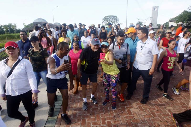 Uma reabertura feita a milhares de mãos. A fita inaugural colocada no inicio da trilha principal do Parque do Utinga foi rompida por mais de cinco mil pessoas ansiosas pelo inicio da caminhada, marcando o segundo dia da programação de reabertura do mais novo espaço paraense de lazer e interatividade com a natureza. Misturado aos populares, o governador Simão Jatene andou os quatro quilômetros que separam a entrada do parque ao seu ponto final, o Recanto da Volta.
FOTO: THIAGO GOMES / AG. PARÁ
DATA: 17.03.2018
BELÉM - PARÁ <div class='credito_fotos'>Foto: Thiago Gomes /Ag. Pará | <a href='/midias/2018/originais/da544f7e-a40c-4c94-8169-ddb5134a1152.jpg' download><i class='fa-solid fa-download'></i> Download</a></div>