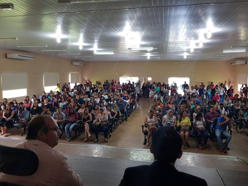 Mais de 300 servidores da Prefeitura Municipal de Marituba receberam (foto) na quarta-feira (20), a certificação dos cursos “Planejamento participativo na Escola”, “Coaching no Serviço Público” e “Cuidador de Alunos com Necessidades Especiais” promovidos pela Escola de Governança do Estado do Pará (EGPA).
FOTO: ASCOM / EGPA
DATA: 21.06.2018
BELÉM - PARÁ <div class='credito_fotos'>Foto: ASCOM EGPA | <a href='/midias/2018/originais/da5addb1-392d-476c-9446-b4468979724f.jpg' download><i class='fa-solid fa-download'></i> Download</a></div>