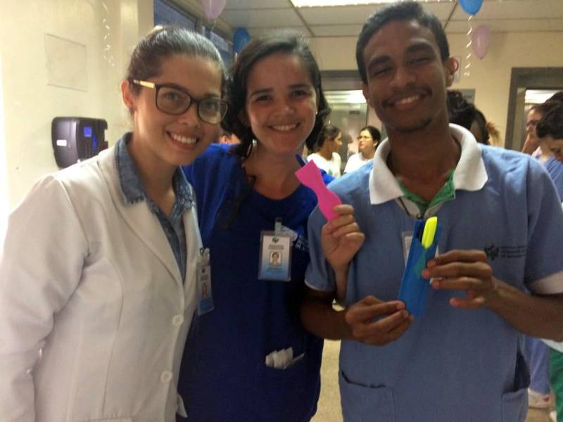 A internação hospitalar é uma situação que ninguém deseja. Mas, quando necessária, quanto mais acolhedora for, melhor para a recuperação do paciente. No Hospital Regional do Sudeste do Pará - Dr. Geraldo Veloso (HRSP), em Marabá (PA), para tornar esse período mais ameno para o usuário, o atendimento se baseia na Política Nacional de Humanização do Sistema Único de Saúde (SUS). Assim, desde o momento da admissão até a alta hospitalar, todas as etapas da assistência prezam pelo bom relacionamento, respeito às necessidades individuais, garantia dos direitos, segurança e qualidade.
FOTO: ASCOM / HRSP
DATA: 02.03.2018
MARABÁ - PARÁ <div class='credito_fotos'>Foto: ASCOM HRSP | <a href='/midias/2018/originais/da61e1e5-d46b-44de-b4df-6bcb83b8233b.jpg' download><i class='fa-solid fa-download'></i> Download</a></div>