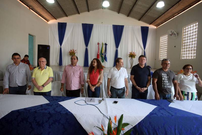 Já durante o evento em Augusto Corrêa, realizado no Centro Nossa Senhora de Nazaré e no Hospital Municipal, o prefeito Filho Barreto lembrou que o município sempre foi beneficiado com obras pela gestão estadual. Desta vez, além do investimento de quase R$ 2 milhões em 4 km de pavimentação, o Governo do Pará também conseguiu um convênio para o asfaltamento da PA-462, que liga o município à Viseu, e ainda a reforma de duas escolas estaduais, o que totaliza cerca de R$ 35 milhões em recursos.
FOTO: SIDNEY OLIVEIRA / AG. PARÁ
DATA: 14.06.2018
AUGUSTO CORRÊA - PARÁ <div class='credito_fotos'>Foto: Sidney Oliveira/Ag. Pará | <a href='/midias/2018/originais/da68ab2a-a1b2-4913-8c25-337de41d9801.jpg' download><i class='fa-solid fa-download'></i> Download</a></div>
