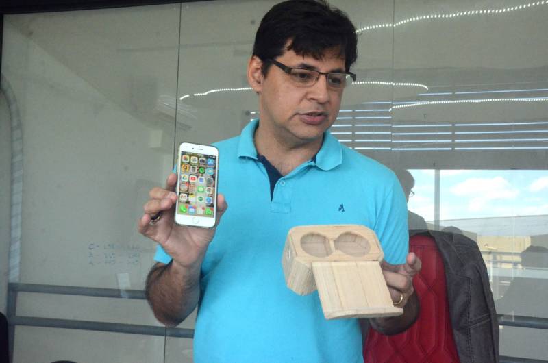 O celular, até então, grande vilão durante as aulas das escolas convencionais, promete ser um grande aliado da educação a partir da capacitação do Sedutec – programa que a Secretaria de Educação do Pará (Seduc), implanta na rede pública de ensino para disseminar o uso das ferramentas do Google para Educação, no âmbito das escolas e da gestão. Na foto, Walter Júnior, diretor da Interceleri.

FOTO: ELISEU DIAS / ASCOM SEDUC
DATA: 25.05.2018
BELÉM - PARÁ <div class='credito_fotos'>Foto: Eliseu Dias / Ascom Seduc   |   <a href='/midias/2018/originais/da68eca3-0ab8-4ab2-a3de-f71cd0fc16e3.jpg' download><i class='fa-solid fa-download'></i> Download</a></div>