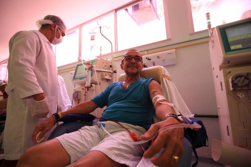 O aposentado Silvio Moraes (foto), de 57 anos, realiza três sessões semanais de hemodiálise no Centro Monteiro Leite, em Belém. Ele costuma chegar mais de uma hora antes para o que considera estar longe de ser um sacrifício. “Faço hemodiálise aqui há cinco anos e o serviço é ótimo, realmente diferenciado. A gente depende dessa máquina para viver, sem ela eu não estaria aqui”, disse o aposentado.

FOTO: SIDNEY OLIVEIRA/AG. PARÁ
DATA: 25.11.2018
BELÉM - PARÁ <div class='credito_fotos'>Foto: Sidney Oliveira/Ag. Pará   |   <a href='/midias/2018/originais/da6aed34-f2e7-465d-8526-bb82a7b3eb97.jpg' download><i class='fa-solid fa-download'></i> Download</a></div>