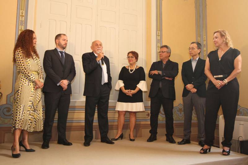 “Que esse espaço seja marcado pela neutralidade, não pela indiferença, mas por abrigar todas as diferenças”. Com essa frase, o governador Simão Jatene inaugurou nesta quinta-feira, 20, o Escritório Compartilhado da Agência das Nações Unidas (ONU) no Estado do Pará, o primeiro no Norte do País, o terceiro em território nacional. “Que as decisões tomadas aqui, a partir de Belém, de forma democrática, alcancem toda a cidade, ultrapassem os limites do estado e depois o mundo”, disse o governador. O Escritório Compartilhado da Agência das Nações Unidas (ONU) no Estado do Pará está abrigado em um prédio cedido pelo Governo do Estado, na Avenida Nazaré, no centro de Belém. Nele, funcionarão inicialmente os escritórios de representação do Programa das Nações Unidas para o Desenvolvimento (Pnud) e do Fundo das Nações Unidas para a Infância (Unicef).

FOTO: CRISTINO MARTINS / AG. PARÁ
DATA: 20.12.2018
BELÉM - PARÁ <div class='credito_fotos'>Foto: Cristino Martins/Ag. Pará   |   <a href='/midias/2018/originais/da6cd982-e5ec-4436-823d-1cd5ed071771.jpg' download><i class='fa-solid fa-download'></i> Download</a></div>