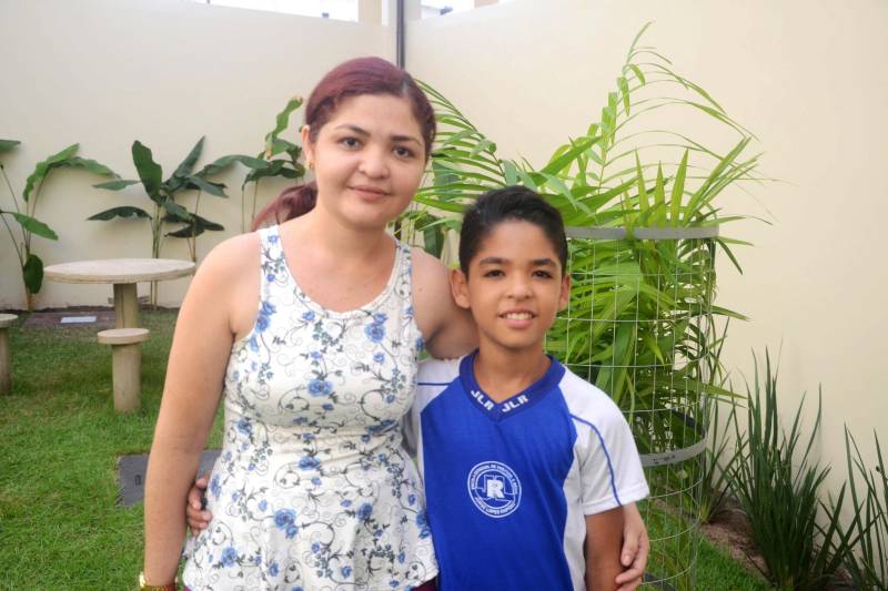 O Distrito de Icoaraci, em Belém, ganhou mais uma escola. Nesta sexta-feira (15), a Secretaria de Estado de Educação (Seduc) inaugurou a obra da Escola Estadual de Ensino Fundamental e Médio Professor Jorge Lopes Raposo. Construída integralmente, a unidade faz parte de um pacote de mais de 100 projetos de novas escolas, reformas e ampliações que a Seduc está executando em 53 municípios. A obra concluída foi recebida como fator motivacional de novo posicionamento da escola no Índice de Desenvolvimento da Educação Básica (Ideb). A inauguração reuniu a comunidade escolar e se transformou numa festa que congregou alunos, professores, dirigentes e os gestores da Seduc, liderados pela secretária Ana Claudia Serruya Hage. Na foto, Tianne Oliveira, 31 anos, estudou o Ensino Médio no antigo prédio. Mãe do estudante Luis Eduardo Ramos, aluno do 6º ano.
FOTO: ELISEU DIAS / ASCOM SEDUC
DATA: 15.06.2018
BELÉM - PARÁ <div class='credito_fotos'>Foto: Eliseu Dias / Ascom Seduc | <a href='/midias/2018/originais/da714684-f307-4d68-badd-e1a12b807c86.jpg' download><i class='fa-solid fa-download'></i> Download</a></div>