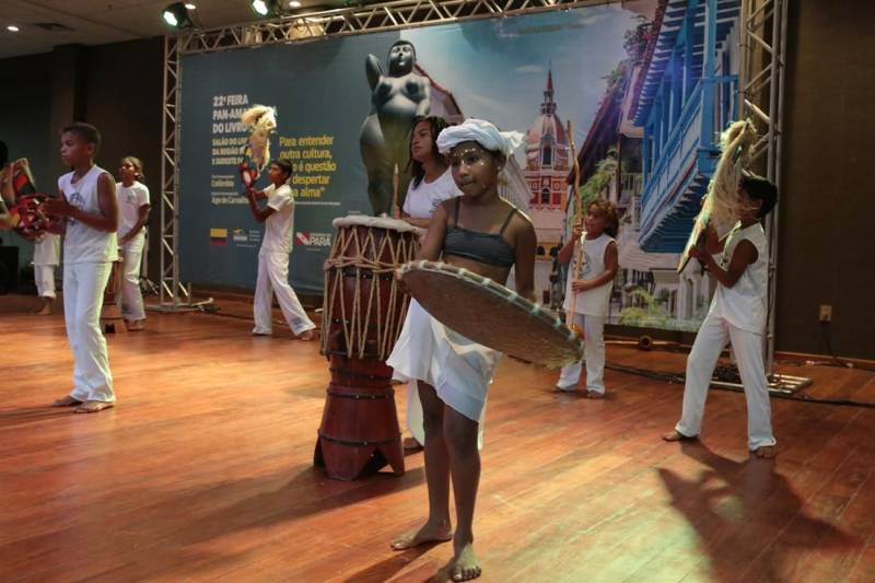 O público do I Salão do Livro do Sul e Sudeste do Pará (foto), que segue até o próximo dia 6, no Carajás Centro de Convenções, tem superado as expectativas, segundo a Associação Nacional de Livrarias. O número de visitantes vem crescendo, especialmente pela presença constante de estudantes. No quarto dia, alunos das redes municipal e estadual de ensino deram início à programação na Arena das Artes com apresentações culturais. A Escola Estadual Heloisa de Castro, localizada no núcleo Cidade Nova, em Marabá, mostrou um espetáculo sobre as Danças Circulares, projeto desenvolvido pela professora Rosilene Barros. “Eu conheci e me apaixonei pela dança circular porque as pessoas se seguram umas nas outras. Na dança não existem diferenças sociais: não existe preto, branco, lavrador, índio, pobre, negro, sexualidade, isso me chamou muita atenção. Então, fiz uma mistura, a apresentação é uma aula de valores, trago isso para os alunos, instigo eles a serem críticos”, disse.
FOTO: ELZA LIMA
DATA: 30.04.2018
MARABÁ - PARÁ <div class='credito_fotos'>Foto: ELZA LIMA | <a href='/midias/2018/originais/da74c86d-b087-44c9-ad2b-dd3fa36b43ba.jpg' download><i class='fa-solid fa-download'></i> Download</a></div>