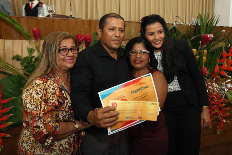 Foi com muita emoção, choro e lágrimas que o servidor Rosivaldo Conceição Araújo (foto), da Companhia de Saneamento do Pará (Cosanpa) recebeu, nesta sexta-feira (27), o prêmio de Servidor Nota 10 de 2017. Como premiação ele recebeu um certificado assinado pelo governador do Pará, Simão Jatene, reconhecendo a excelência na realização de suas funções e R$ 5,5 mil em dinheiro.
FOTO: RODOLFO OLIVEIRA / AG. PARÁ
DATA: 27.10.2017
BELÉM - PARÁ
<div class='credito_fotos'>Foto: Rodolfo Oliveira/Ag. Pará | <a href='/midias/2018/originais/da7c322f-4629-40f1-9c8d-a855b14eb572.jpg' download><i class='fa-solid fa-download'></i> Download</a></div>