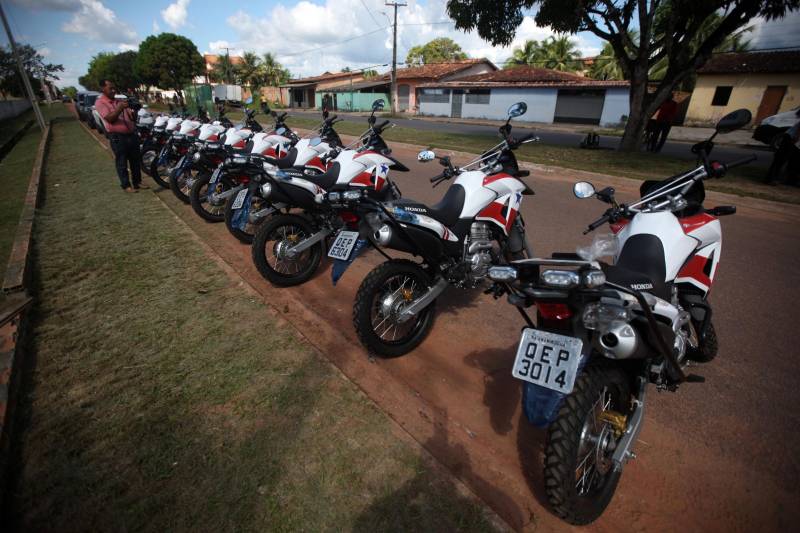 Os batalhões de Policiamento da PM de Barcarena (foto) e Abaetetuba, no Baixo Tocantins, receberam na tarde desta quinta-feira (21), 14 viaturas e 20 motocicletas para o reforço da segurança pública nas cidades. Os dois municípios pertencem ao Comando de Policiamento Regional IX, que realiza o policiamento em 10 municípios da região. O CPR IX também está formando 134 novos policias que deverão ser integrados ao policiamento no mês de julho. Participaram da entrega o comandante geral da PM, coronel Hilton Benigno, o presidente da Assembleia Legislativa do Pará (Alepa), deputado estadual Márcio Miranda e os deputados Ana Cunha e Celso Sabino. O coronel Hilton Benigno comentou que toda a frota de veículos da PM foi renovada. “A renovação traz melhores condições de trabalho ao policial”, afirmou.
FOTO: THIAGO GOMES / AG. PARÁ
DATA: 21.06.2018
BARCARENA - PARÁ <div class='credito_fotos'>Foto: Thiago Gomes /Ag. Pará | <a href='/midias/2018/originais/da7f2d0c-5f59-412c-9ce1-5db15143f683.jpg' download><i class='fa-solid fa-download'></i> Download</a></div>