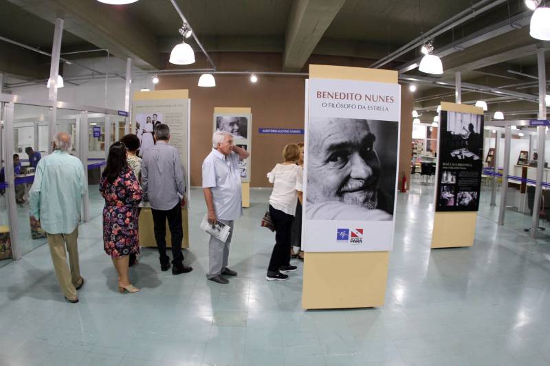 Um grande cortejo cultural marcou a tarde desta quinta-feira, 03, durante a inauguração da Galeria Benedito Nunes, na sede da Fundação Cultural do Pará, no Centur. Participaram representantes dos grupos de Bois de São Caetano de Odivelas, como boi Tinga, Faceiro e Vaca Velha, animados pela banda Milícia Odivelense. Os grupos trouxeram a cultura do Boi de Máscaras para o público de Belém e São Caetano que participaram do evento.
FOTO: CRISTINO MARTINS / AG. PARÁ
DATA: 03.05.2018
BELÉM - PARÁ <div class='credito_fotos'>Foto: Cristino Martins/Ag. Pará | <a href='/midias/2018/originais/da806e9e-10ae-4799-9e68-8e2a5aa2249e.jpg' download><i class='fa-solid fa-download'></i> Download</a></div>