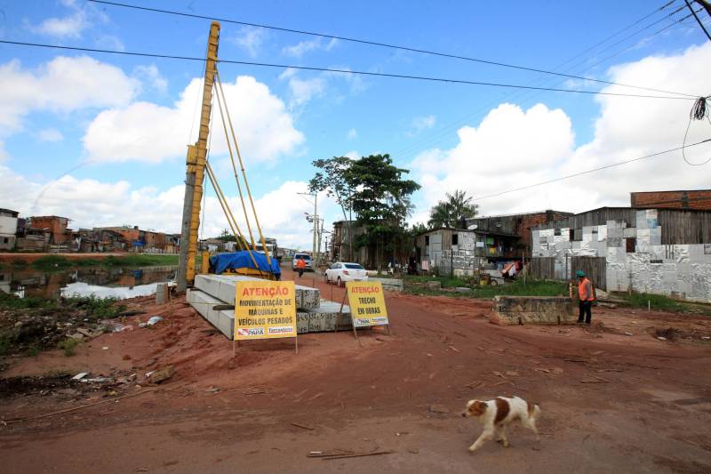 Mais de 130 benfeitorias que foram construídas de maneira irregular sobre o canal do Tucunduba foram retiradas para dar início às obras da segunda etapa do projeto de saneamento integrado da bacia do Tucunduba, que vai beneficiar 250 mil moradores dos bairros de Canudos, Guamá, Terra Firme e Marco.
FOTO: RODOLFO OLIVEIRA / AG. PARÁ
DATA: 16.05.2018
BELÉM - PARÁ <div class='credito_fotos'>Foto: Rodolfo Oliveira/Ag. Pará | <a href='/midias/2018/originais/da82a0e3-18f5-4d5a-9927-91dba67dc71b.jpg' download><i class='fa-solid fa-download'></i> Download</a></div>