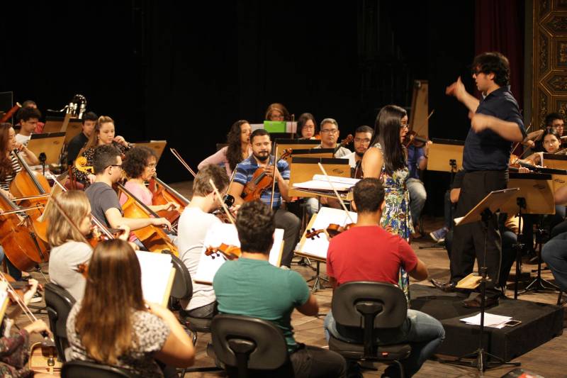 A melhor orquestra sinfônica do Brasil em 2017, eleita por revista especializada, fará uma apresentação especial ao ar livre, nesta sexta-feira, 16, para marcar a reabertura do Parque Estadual do Utinga, numa integração entre música e natureza, assim como propôs o compositor e maestro Heitor Villa-Lobos em “Floresta do Amazonas”. O regente da Orquestra Sinfônica do Teatro da Paz, Miguel Campos Neto (foto), é um dos mais ansiosos pelo evento.
FOTO: MÁCIO FERREIRA / AG. PARÁ
DATA: 16.03.2018
BELÉM - PARÁ <div class='credito_fotos'>Foto: MÁCIO FERREIRA/ AG. PARÁ | <a href='/midias/2018/originais/da8486c5-d1fc-436a-b912-9ee5e0072f24.jpg' download><i class='fa-solid fa-download'></i> Download</a></div>