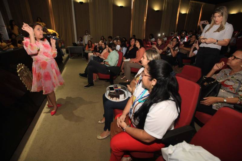 O Comitê de Enfrentamento à Violência Sexual Contra Crianças e Adolescentes, o Ministério Público do Pará, a Fundação Pro Paz e outras instituições parceiras realizaram na manhã desta sexta-feira (18) uma “Ciranda pelos direitos sexuais de crianças e adolescentes”, no auditório do MP, em Belém. A programação foi alusiva a 18 de Maio, Dia Nacional de Enfrentamento à Exploração e ao Abuso Sexual Contra Crianças e Adolescentes. O objetivo do evento foi debater com crianças e adolescentes a temática, enfatizando o respeito aos direitos desse segmento. A promotora Leane Barros Fiuza de Melo, coordenadora do Centro de Apoio Operacional da Infância e Juventude do Ministério Público, ressaltou a importância de somar esforços nesta luta.
FOTO: RODOLFO OLIVEIRA / AG. PARÁ
DATA: 18.05.2018
BELÉM - PARÁ <div class='credito_fotos'>Foto: Agência Pará | <a href='/midias/2018/originais/da89748b-7e91-4a6b-828c-726264538eff.jpg' download><i class='fa-solid fa-download'></i> Download</a></div>