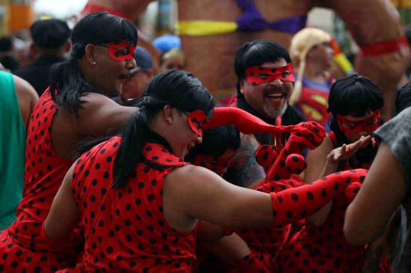 O professor Júlio Leal Gomes é natural de Vigia de Nazaré, no nordeste paraense, terra conhecida pela hospitalidade, principalmente em época festiva. Mantendo a tradição, no Carnaval Júlio e seus irmãos abrem a casa da família para amigos e outros parentes. Neste ano, o imóvel de quatro cômodos abrigou mais de 50 pessoas. Vigia tem um dos maiores e mais tradicionais carnavais do Pará. Nesta época do ano, a população do município, de 51.173 habitantes (Censo/IBGE), triplica com a chegada de brincantes oriundos de todo o Brasil, e os vigienses – igual coração de mãe - acolhem essa multidão. A estimativa é a cidade receber mais de 300 mil pessoas neste Carnaval.
FOTO: IGOR BRANDÃO / AG PARÁ
DATA: 13.02.2018
VIGIA - PARÁ <div class='credito_fotos'>Foto: IGOR BRANDÃO / AG. PARÁ | <a href='/midias/2018/originais/da8bfaf9-3282-4e11-8cca-8ffae96db53a.jpg' download><i class='fa-solid fa-download'></i> Download</a></div>