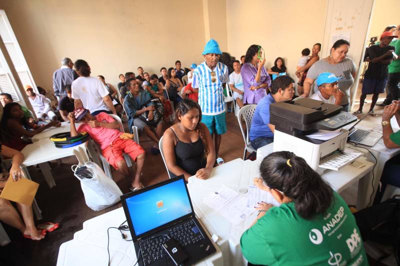 Com o mote “Defensoras e Defensores Públicos pelo direito à documentação pessoal: onde existem pessoas, nós enxergamos cidadãos", a Associação Nacional dos Defensores Públicos (Anadep) lançou, pela primeira vez, a Campanha Nacional na Região Norte. Este ano, a campanha tem por objetivo mostrar à sociedade que a Defensoria Pública pode ajudar o cidadão a obter e/ou retificar a documentação básica. O Mercado Francisco Bolonha, localizado no Complexo Mercado Ver-O-Peso, foi o local escolhido para sediar o evento, nesta sexta-feira (4). Na ocasião, houve um grande mutirão de atendimento ao público (foto), com orientação jurídica e esclarecimento de dúvidas para cerca de 800 cidadãos paraenses. A iniciativa teve o apoio da Defensoria Pública do Estado do Pará, da Associação dos Defensores Públicos do Pará (Adpep-PA) e do Colégio Nacional de Defensores Gerais (Condege).
FOTO: RODOLFO OLIVEIRA / AG. PARÁ
DATA: 04.05.2018
BELÉM - PARÁ <div class='credito_fotos'>Foto: Rodolfo Oliveira/Ag. Pará | <a href='/midias/2018/originais/da8e5735-1de8-4881-9d03-008846ae1039.jpg' download><i class='fa-solid fa-download'></i> Download</a></div>