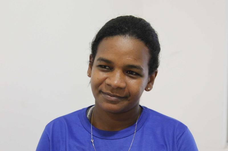 O Núcleo de Desenvolvimento Educacional da Fábrica Esperança foi inaugurado em Belém nesta segunda (21), em parceria com a Superintendência do Sistema Penitenciário do Estado (Susipe) e Secretaria de Estado de Educação (Seduc). O espaço será destinado exclusivamente a educação formal e a profissionalização de egressos do sistema penal. "Temos um convênio com a Superintendência do Sistema Penal desde 2009 e ele foi ampliado em 2016, quando foi incluída a Fabrica Esperança. Iniciamos aqui com um ensino personalizado, e agora com a criação do Núcleo vamos atender essas pessoas, tanto na educação formal, quanto na educação profissionalizante, de forma diferenciada aplicando uma metodologia específica para atender os egressos. Sabemos da importância do papel da educação na ressocialização dessas pessoas", explicou a coordenadora Estadual de Educação de Jovens e Adultos, Nuncia Azevedo. O Núcleo Educacional irá oferecer aos egressos educação regular conforme determina o Programa Nacional de Integração da Educação Profissional com a Educação Básica na Modalidade da Educação de Jovens e Adultos (PROEJA), além dos cursos de capacitação voltados para as área de: costura Industrial, panificação, serigrafia e auxiliar de serviços gerais, entre outros. Na foto, a encarregada de limpeza, Raquel Souza, 28.
FOTO: AKIRA ONUMA / ASCOM SUSIPE
DATA: 21.05.2018
BELÉM - PARÁ <div class='credito_fotos'>Foto: Akira Onuma / Ascom Susipe | <a href='/midias/2018/originais/da98e8f6-b2af-4ad6-8dcf-a34db2eaf257.jpg' download><i class='fa-solid fa-download'></i> Download</a></div>
