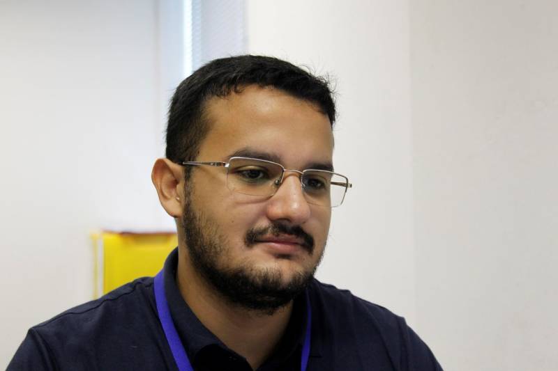 Compartilhar, somar e atualizar conhecimentos é necessário para alcançar qualificação profissional e reduzir riscos e crises no sistema carcerário. Com este objetivo, a Superintendência do Sistema Penitenciário do Estado (Susipe), por meio da Escola de Administração Penitenciária (EAP), abriu inscrições para o curso de Serviços Penais, na modalidade Educação a Distância (EAD). O curso contempla aspectos da profissão do agente penitenciário, sistema de rotinas de serviço e gerenciamento em situações críticas e de crises, com carga horária de 80 horas. As inscrições, para as 150 vagas oferecidas, podem ser feitas até o próximo dia 18 (domingo) pelo endereço eletrônico goo.gl/ARJup4. O curso iniciará no dia 26 de março. Na foto, o servidor Fernando Sérgio Coelho Júnior.
FOTO: AKIRA ONUMA / ASCOM SUSIPE
DATA: 14.03.2018
BELÉM - PARÁ <div class='credito_fotos'>Foto: Akira Onuma / Ascom Susipe | <a href='/midias/2018/originais/da9bc225-d110-4d2c-8da7-a9cf9bb2a0bf.jpg' download><i class='fa-solid fa-download'></i> Download</a></div>