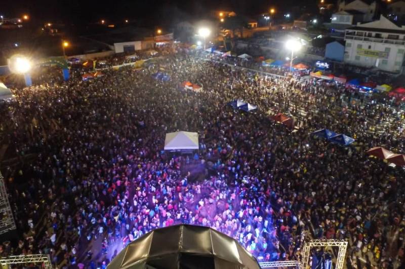 Tradição, história e simbolismo. Assim é a festa do Carnapauxis, realizado todos os anos no município de Óbidos, na região Oeste. O carnaval obidense é patrimônio cultural do estado do Pará e foi construído com identidade própria por meio de figuras e personagens históricos. A programação oficial iniciou na última quarta-feira (7), e prossegue até a quarta-feira de cinzas (14). Assim como a colonização de Óbidos, o Carnapauxis tem traços da origem portuguesa, principalmente por conta das alegorias e das máscaras. Esse adereço é símbolo do carnaval, através do Mascarado Fobó, onde as pessoas se vestem com um macacão colorido bem folgado, que chamam de "dominó", máscaras de papelão, feitas por alguns artesãos da cidade e capacete feito de cartolina e tiras de papel colorido, bexiga de boi, apito e pó.
FOTO: SAMUEL ALVARENGA / SECOM
DATA: 11.02.2018
ÓBIDOS - PARÁ <div class='credito_fotos'>Foto: ASCOM / PREFEITURA DE ÓBIDOS | <a href='/midias/2018/originais/da9d5348-4e4b-4afa-aaa2-bfbf4424757c.jpg' download><i class='fa-solid fa-download'></i> Download</a></div>