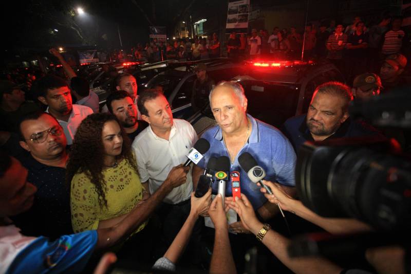 O Governo do Pará garante mais investimentos em segurança, infraestrutura e regularização fundiária ao município de Capanema, no nordeste paraense. Na noite desta segunda-feira (4) foram entregues novas viaturas para a Polícia Militar e assinados convênios e ordens de serviço para novas obras na cidade. Na foto, o prefeito Francisco Ferreira Freitas Neto.

FOTO: MÁCIO FERREIRA / AG. PARÁ
DATA: 04.06.2018
CAPANEMA - PARÁ <div class='credito_fotos'>Foto: MÁCIO FERREIRA/ AG. PARÁ   |   <a href='/midias/2018/originais/da9dacc5-1942-4651-9229-7ac675de9c03.jpg' download><i class='fa-solid fa-download'></i> Download</a></div>