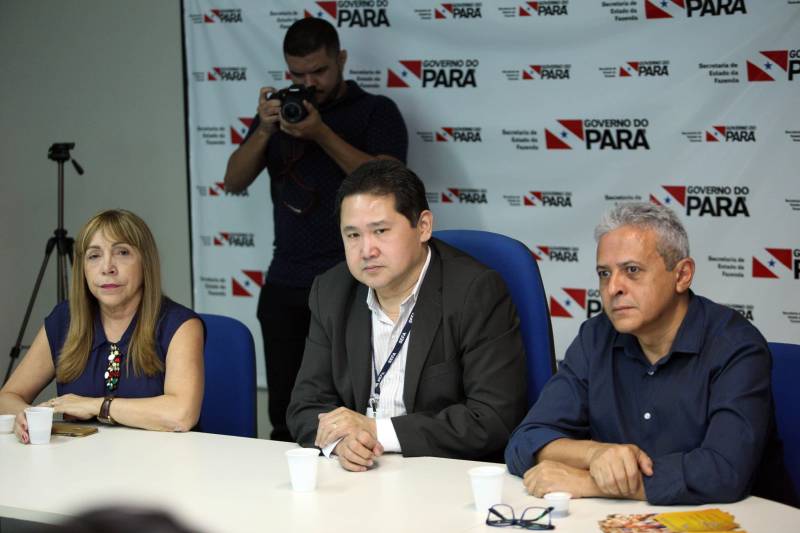 O 23º sorteio do Programa Nota Fiscal Cidadã, de estímulo a cidadania fiscal ocorreu nesta quarta-feira (20) na sede da Secretaria de Estadoda Fazenda (Sefa), em Belém. Participaram os diretores de Fiscalização da Sefa, Shu Yung Fon (c); diretora de modernização, Iranete Staack (e); e o diretor de assuntos estratégicos, Augusto Miranda (d).
FOTO: MARCELO LELIS / AG. PARÁ
DATA: 20.06.2018
BELÉM - PARÁ <div class='credito_fotos'>Foto: Marcelo Lelis / Ag. Pará | <a href='/midias/2018/originais/daa5af5c-088c-4182-9da1-279264a9d0ae.jpg' download><i class='fa-solid fa-download'></i> Download</a></div>