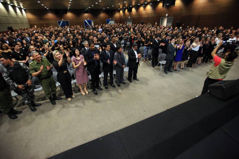 O Governo do Pará segue firme na política de prevenção e redução da criminalidade em todo o estado, com investimentos e o reforço de novos agentes que atuarão na segurança pública. Na tarde desta quinta-feira (22), os 474 aprovados em concurso público tomaram posse e receberam os equipamentos de trabalho. A cerimônia ocorreu no Hangar Convenções e Feiras da Amazônia, em Belém, e contou com a presença do governador Simão Jatene, entre outras autoridades.

FOTO: RODOLFO OLIVEIRA / AG. PARÁ
DATA: 22.03.2018
BELÉM - PARÁ <div class='credito_fotos'>Foto: Rodolfo Oliveira/Ag. Pará   |   <a href='/midias/2018/originais/dab001ee-db40-4672-a6d9-fd70c86554c7.jpg' download><i class='fa-solid fa-download'></i> Download</a></div>