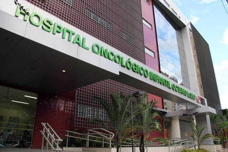 O fator humano volta a ocupar um papel cada vez mais central para que hospitais garantam atendimentos em saúde com mais qualidade e segurança para os pacientes, e com maior capacidade de oferecer atendimento em busca de excelência. Essa foi a tônica da programação do ''II Encontro de Enfermagem dos Hospitais da Pró-Saúde Belém/Pará-Região Metropolitana'', realizado nesta quarta-feira, 7, em Belém. Com o tema ?Escolhas certas para um ambiente seguro?, o evento lotou o auditório Batista Campos do Belém Hall - Computer Hall, no bairro do Umarizal. Na plateia, entre os mais de 120 participantes, estavam enfermeiros e técnicos de Enfermagem, gestores e outros profissionais das equipes do Hospital Metropolitano de Urgência e Emergência (HMUE), do Hospital Público Estadual Galileu (HPEG), e do Hospital Oncológico Infantil Octávio Lobo (HOIOL, foto), três dos maiores hospitais públicos da Grande Belém.
FOTO: ASCOM / HOIOL
DATA: 08.06.2017
BELÉM - PARÁ
<div class='credito_fotos'>Foto: Agência Pará | <a href='/midias/2018/originais/dab2c086-a0df-488c-a69e-0ebbef48c287.jpg' download><i class='fa-solid fa-download'></i> Download</a></div>