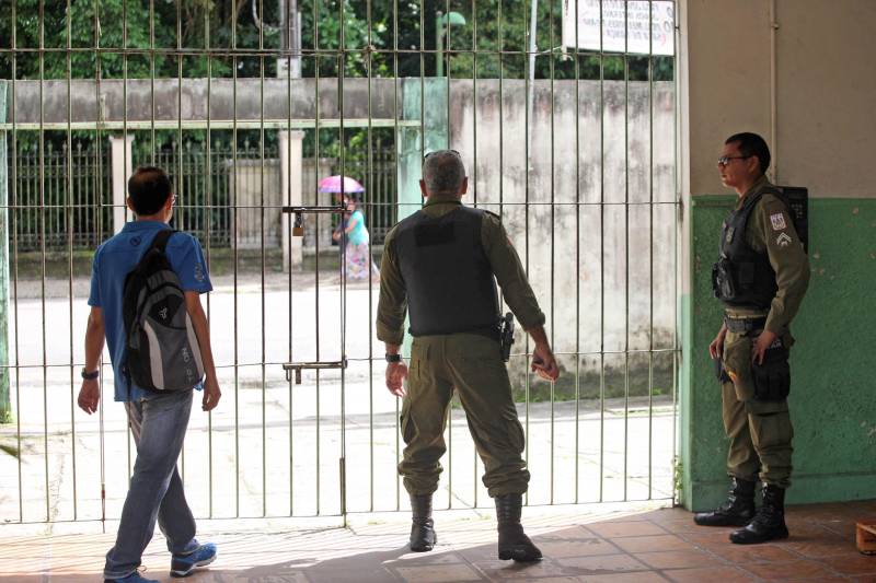 Trinta e oito agentes de segurança pública do Estado participam, no Instituto de Ensino de Segurança Pública do Pará (Iesp), de um curso de especialização da Companhia Independente de Policiamento Escolar (Cipoe). A capacitação começou no dia 26 de fevereiro e vai até 23 de março, com aulas de segunda a sexta, nos turnos da manhã e tarde. Os agentes de segurança estão sendo treinados para atuar na segurança junto às comunidades escolares do Estado. Este é o segundo curso que acontece para a qualificação do policiamento escolar do Comando de Policiamento Especializado, através da Companhia Independente de Policiamento Escolar (Cipoe). O primeiro foi em 2017, e qualificou 40 policiais. Na foto, policiamento na escola estadual Dom Pedro II.
FOTO: SIDNEY OLIVEIRA / AG. PARÁ
DATA: 13.03.2018
BELÉM - PARÁ <div class='credito_fotos'>Foto: Sidney Oliveira/Ag. Pará | <a href='/midias/2018/originais/dab62629-9b2e-483b-b6c2-8d69b82405cf.jpg' download><i class='fa-solid fa-download'></i> Download</a></div>